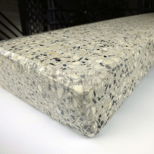Vasalt műkő fedlap 5-7 cm vastag, vízorral 55 cm szélességig szürke fekete